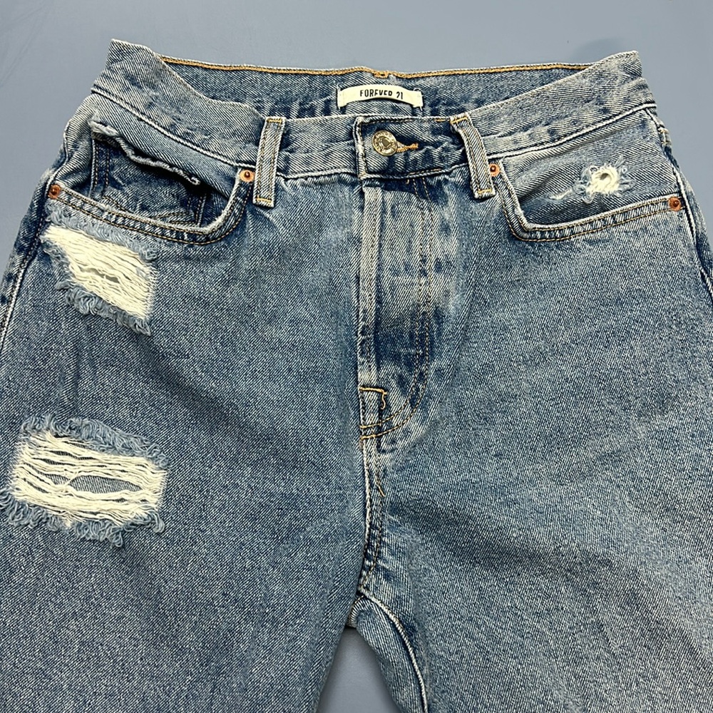 Forever21 26/2 Short Length Ripped Jeans